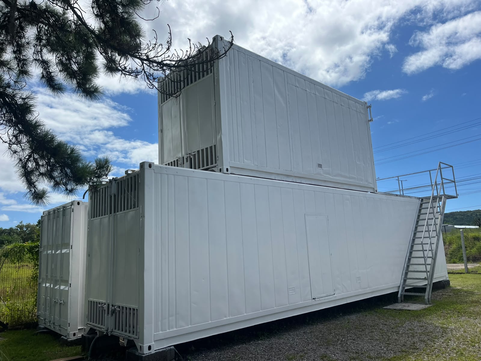 Pintura externa de containers comerciais em branco com acabamento uniforme